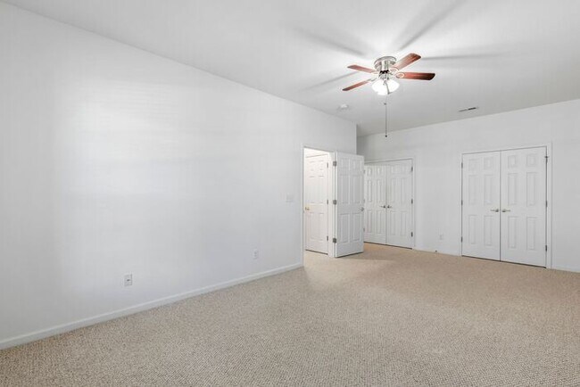 Building Photo - NW Brick Townhome, Granite Counter-Tops, Wood Floors, FP, Garage!
