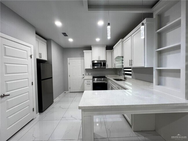 Building Photo - 1122 Country Club Drive