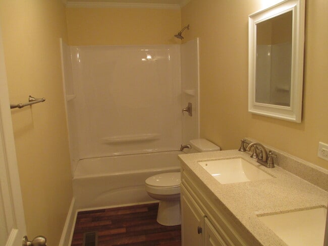 Building Photo - Beautiful 3 bedroom, 2 bath house on a lar...