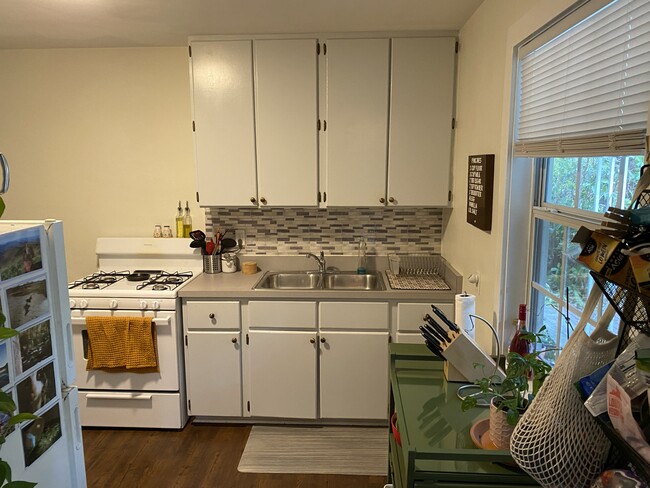 Kitchen - 812 NE 8th Ave