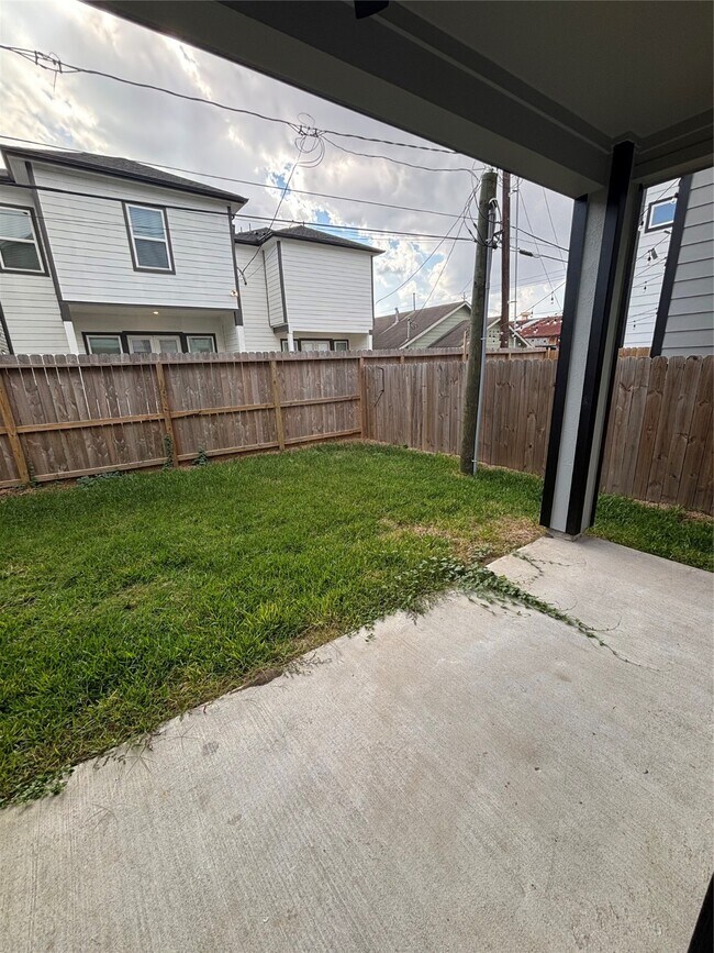 Building Photo - 108 E 44th St