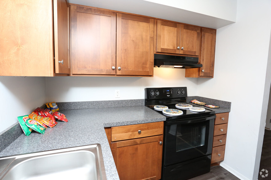 2BR, 1BA - 975 F - Kitchen - Cambridge Park