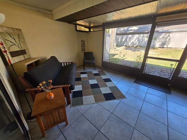 Building Photo - 2/2 Condo in the quiet community of Mile Run