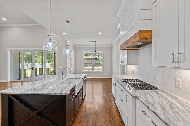 Building Photo - **Luxury 4/4 with Fenced in Yard**