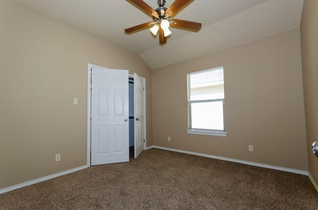 Building Photo - Beautiful Stone/Brick 3 Bedroom 2 Bath Home in Capitol Heights!!