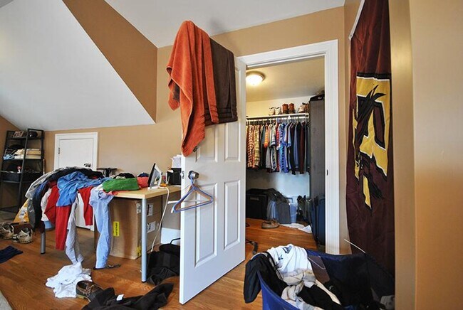 Building Photo - CENTRAL AIR ~ NICE 5 BED/2 BATH ON THE ALLSTON/BRIGHTON LINE FOR 9/1