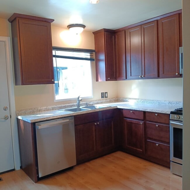 Building Photo - Charming Place To Call Home in Salem