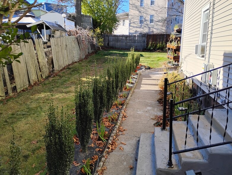 Building Photo - 213 Pleasant St