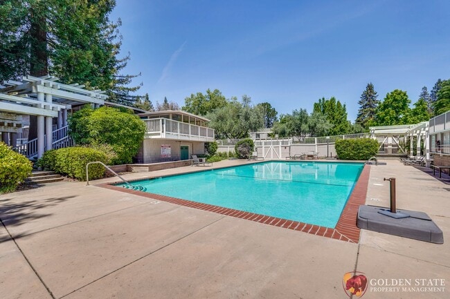 Building Photo - Updated 1 Bedroom Condo with Oversized Private Patio in Prime Mountain View Location