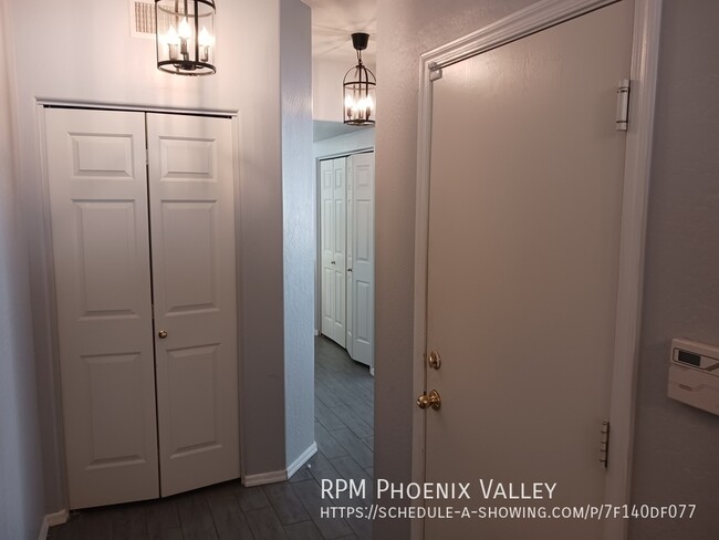 Building Photo - Charming Phoenix 3 Bed / 2.5 Bath Townhome...