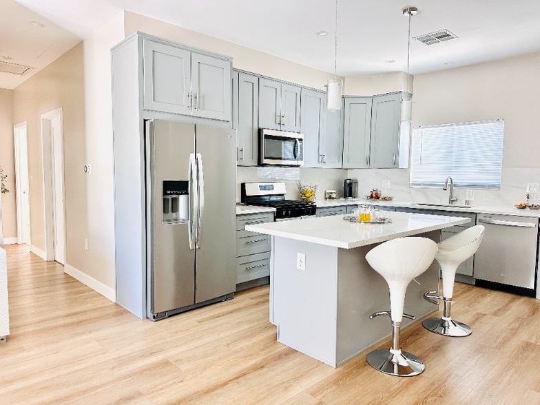 Building Photo - 8436 Oakdale Ave