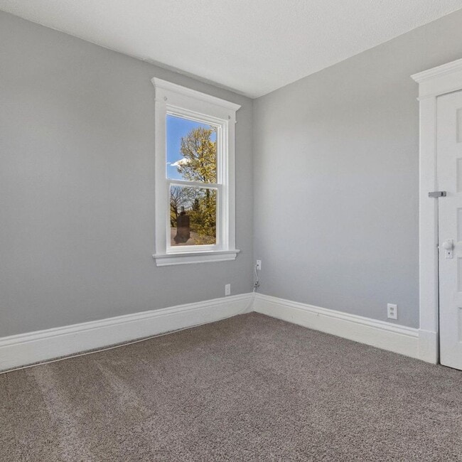 Building Photo - Large 4 bedrooms house near Macalaster