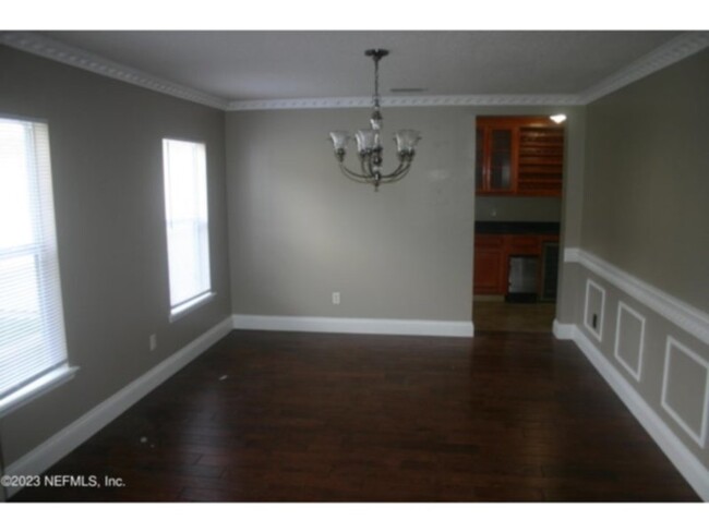 Building Photo - Beautiful, spacious 5/3 home