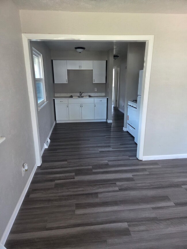 Building Photo - 1022 W Thrush Ave