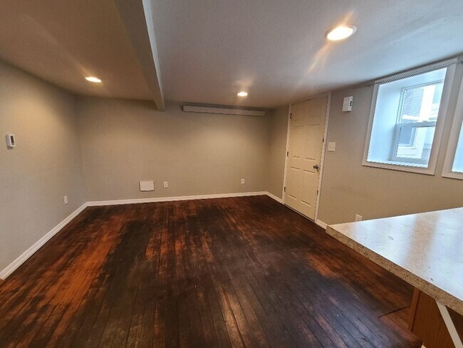 Building Photo - 1621 Dunn Ave