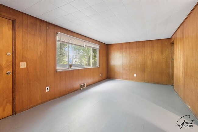 Building Photo - 3 bedroom - 1 bath  $1095/month