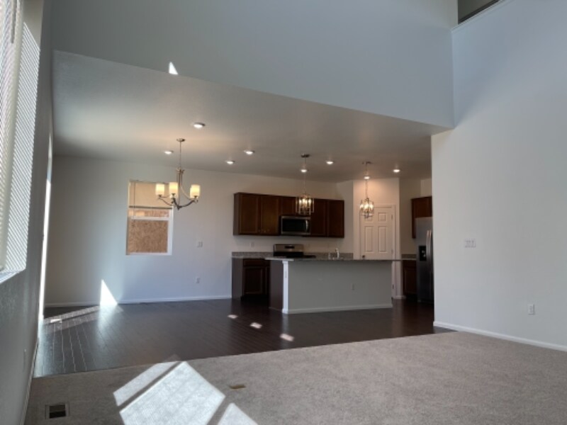 Building Photo - 517 Silver Rock Trl