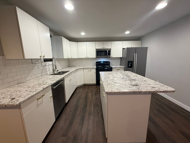 Building Photo - Beautifully renovated Pet Friendly Two Bed...