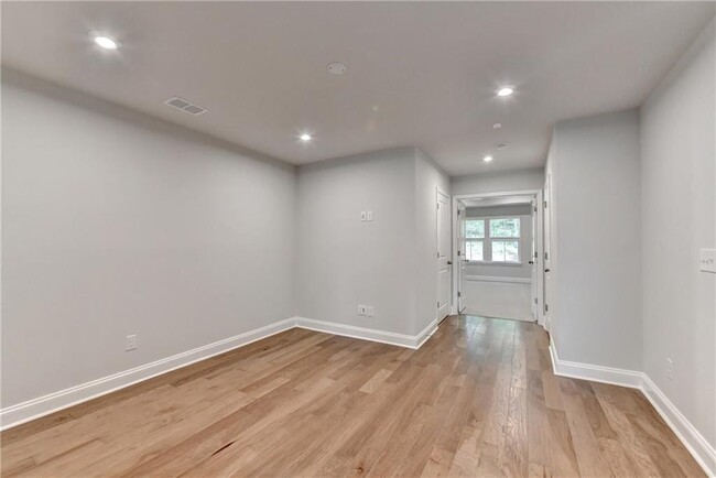 Building Photo - 204 Holsten Ln