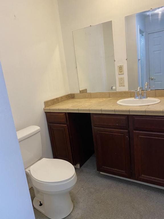 Building Photo - 545 Farrell St - B