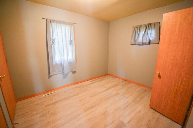 Building Photo - 1 Bed, 1 Bath Home for Rent – Near Mayo Cl...