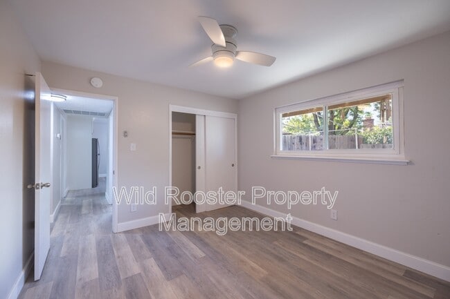 Building Photo - 7256 S Land Park Dr