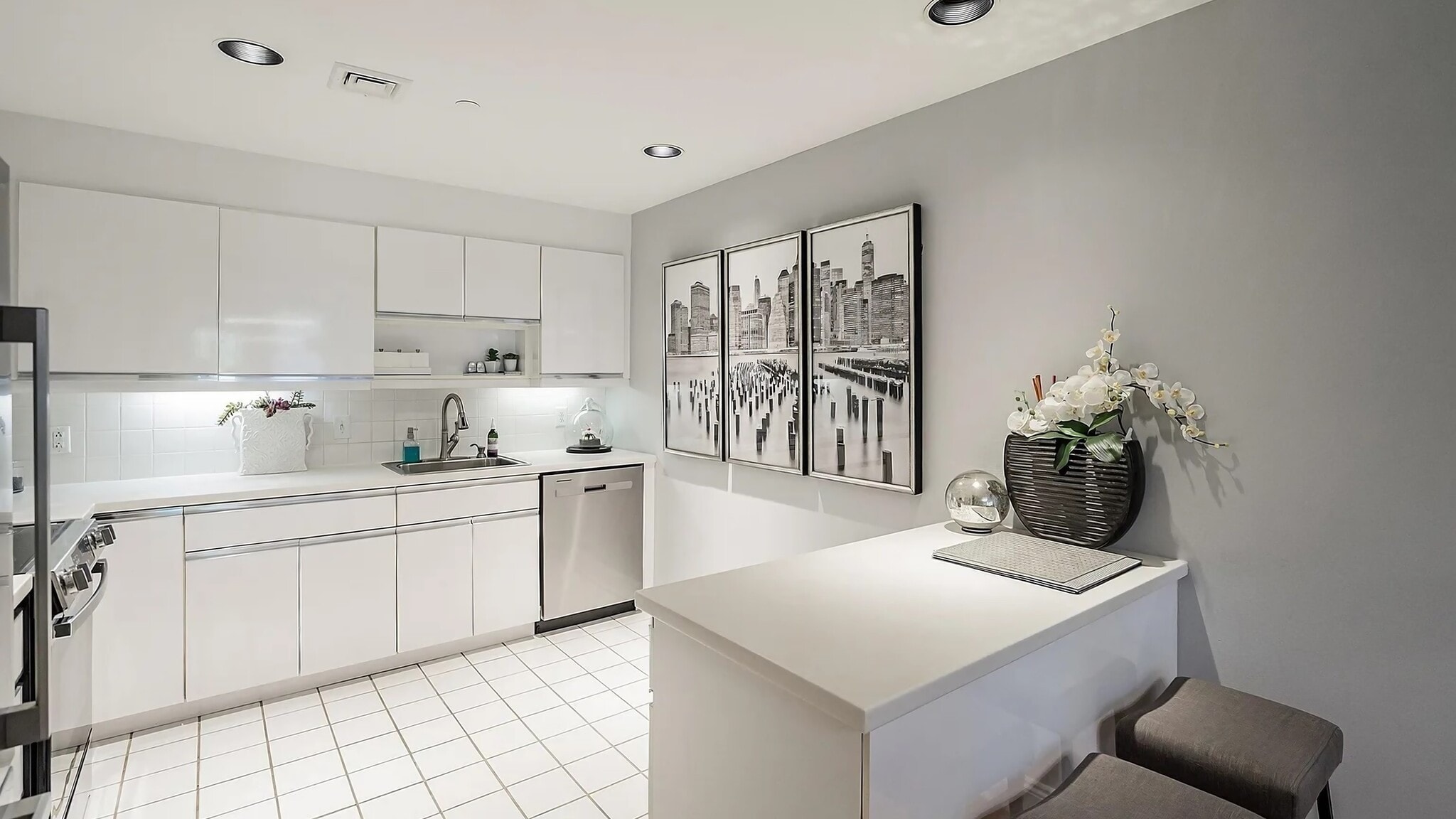 Building Photo - 1311 S Beverly Glen Blvd