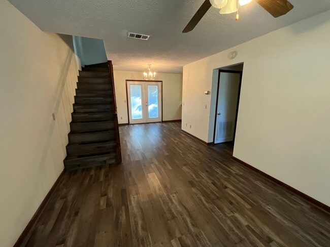 Building Photo - 2 Bedroom 2 Bath Townhouse