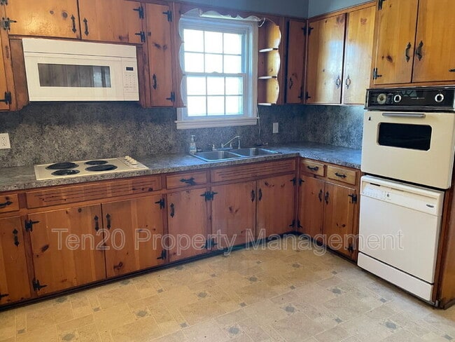 Building Photo - 411 20th Ave