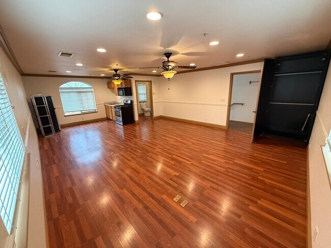 Building Photo - 835 H St