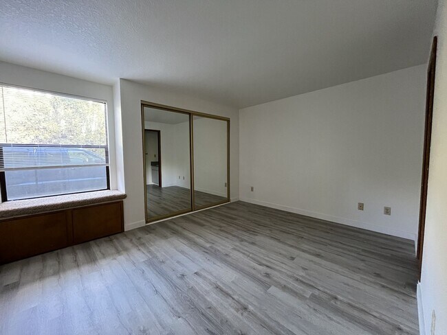 Building Photo - Spacious 2BD/1.5BA Ground-Floor Apartment with Spacious Bedrooms & Modern Kitchen Layout
