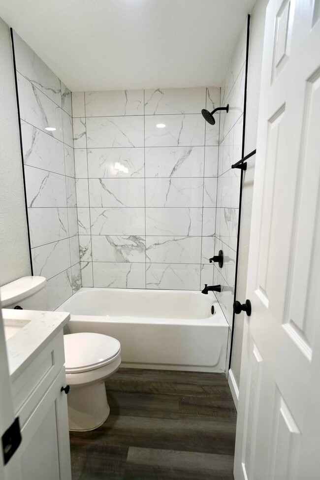 Building Photo - 885 Ruby Ave