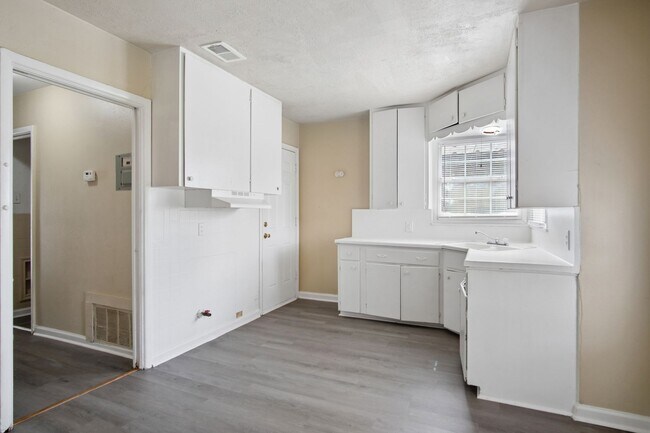 Building Photo - Close to Local Amenities and Downtown