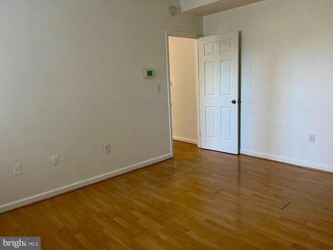 Building Photo - 307 Dolphin St