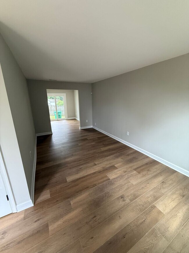 Building Photo - Discover a stunning 3-bedroom, 2.5-bathroom end unit Renovated townhome in Suitland
