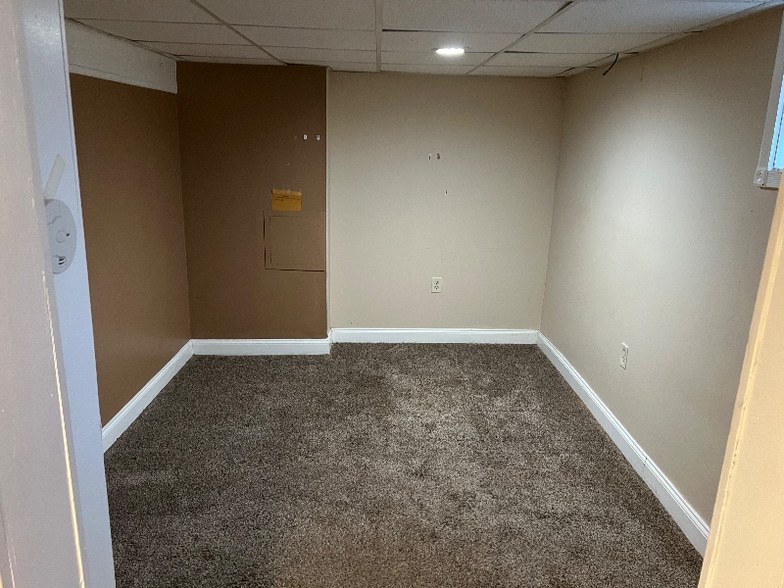 Building Photo - 51 Laverack Ave