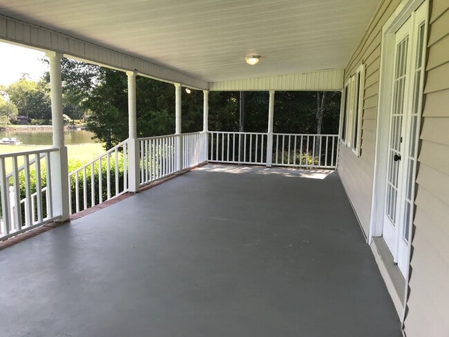 Building Photo - Lake Front 2-Bedroom Home on Beautiful Lake Wylie with a Dock and Boat Lift