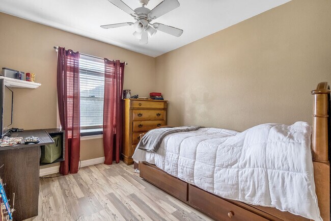 Building Photo - 127 Meadow Path Dr