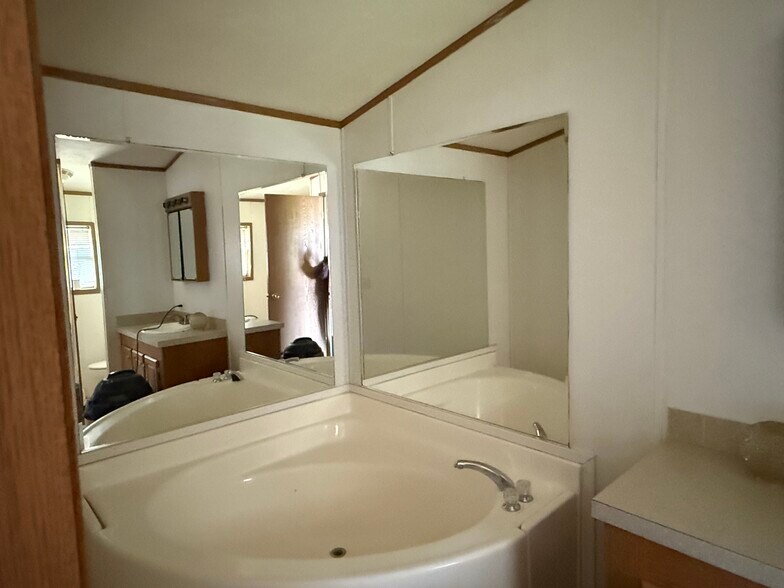 Master bathroom - 21 Mill St