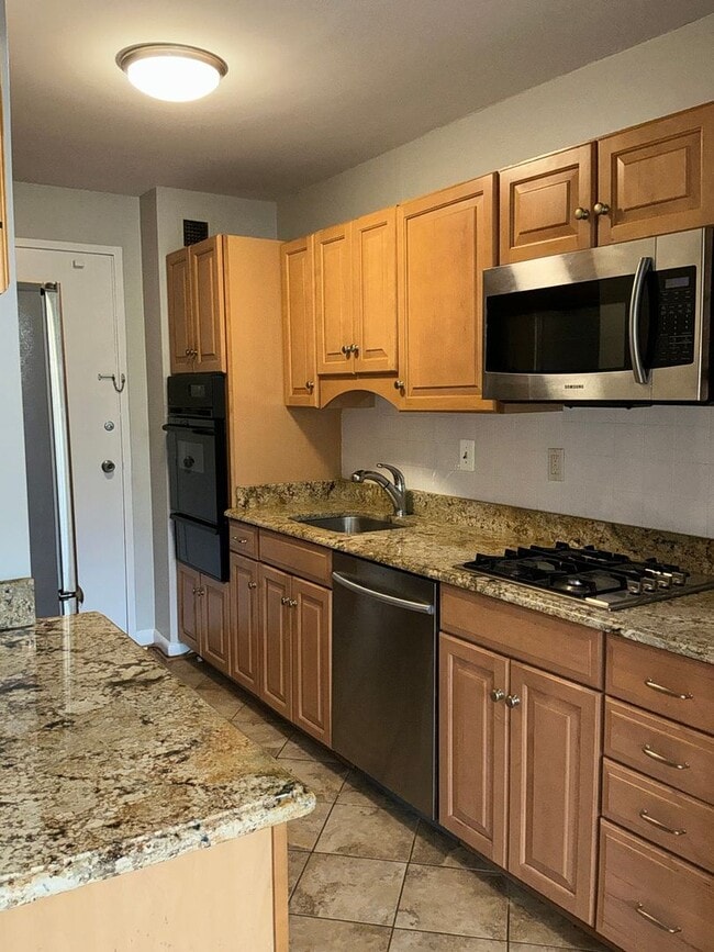 Building Photo - Luxury 2-bedroom 2-bath condo in Grosvenor...