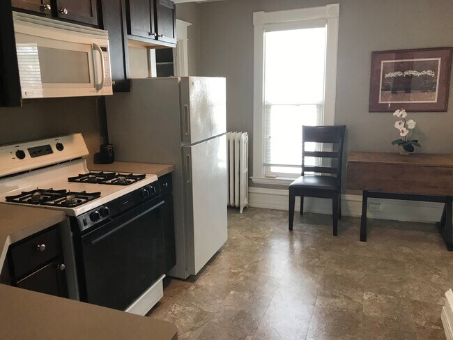Unit 4 kitchen - 1607 Hewitt Ave