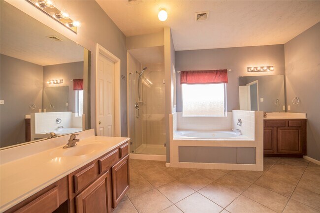 Building Photo - 10035 Magnolia Way