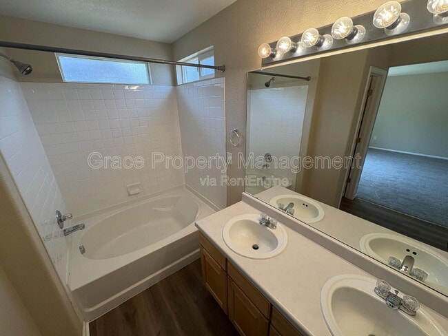 Building Photo - 910 Humboldt Way