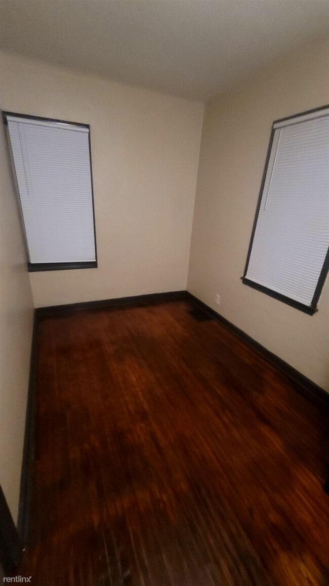 Building Photo - 2 br, 1 bath Townhome - 401 North Dewey St...