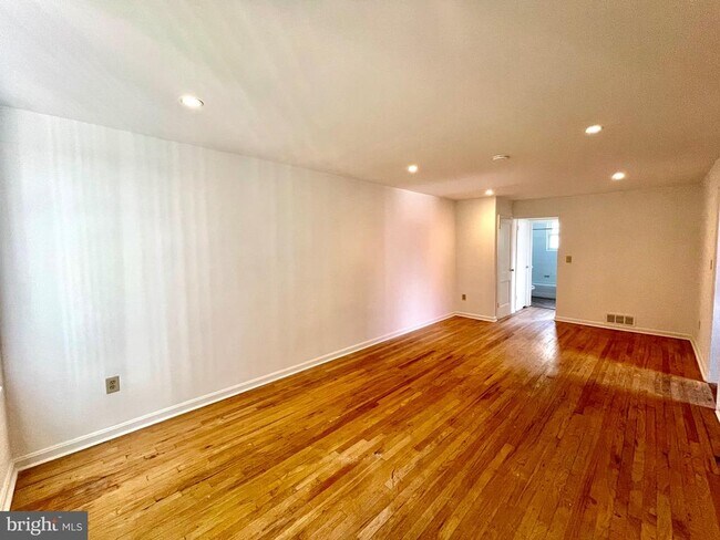 Building Photo - 108 Varnum St NE