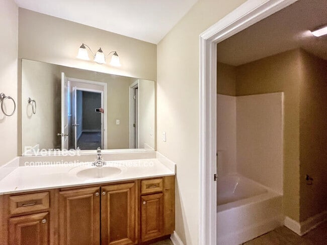 Building Photo - 1521 Southernwood Dr