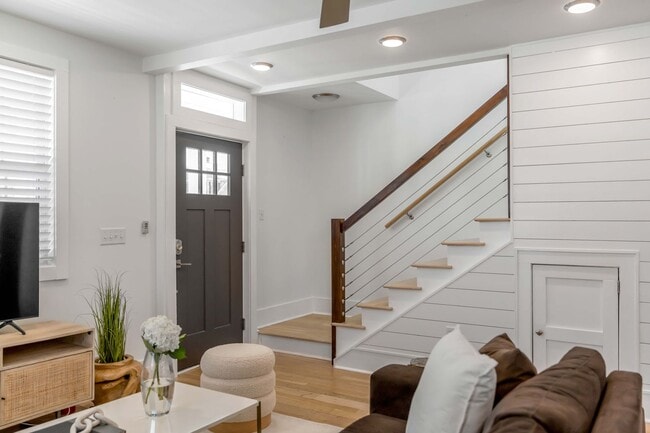 Building Photo - AVAILABLE NOW Downtown Rental