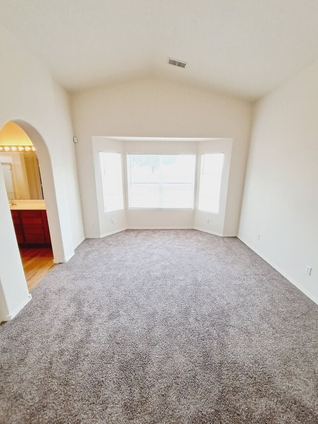 Building Photo - 4 bed home available in Huning Ranch!