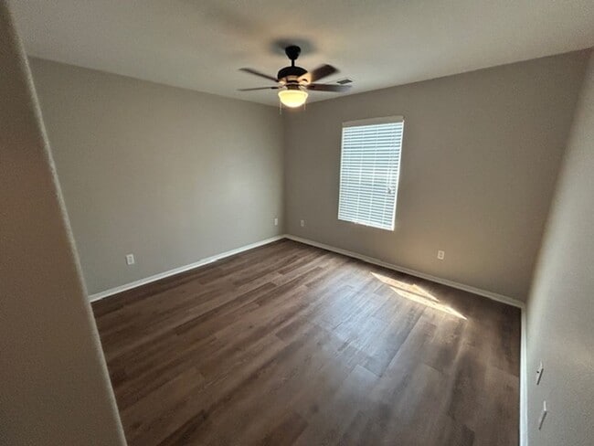 Building Photo - Newly remodeled 3 bedroom 2.5 bathroom in ...