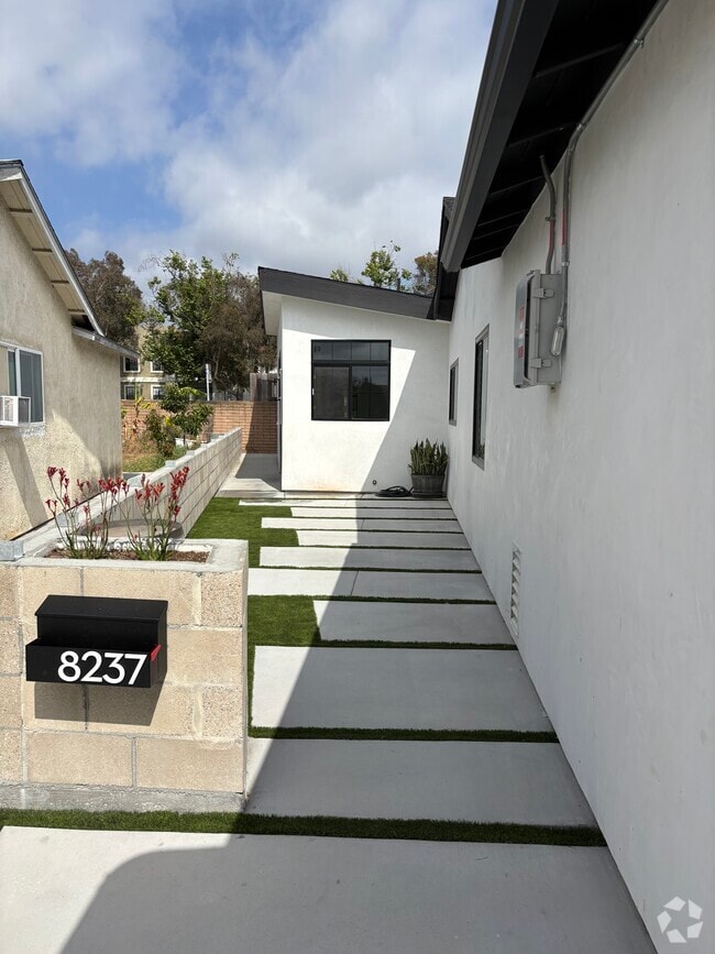 Building Photo - 8235 Casa Blanca Pl
